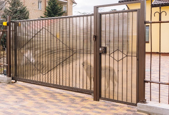 Купить ворота из профлиста с элементами ковки, с металлическими столбами в рамке или под дерево в Пушкино от 157860 руб